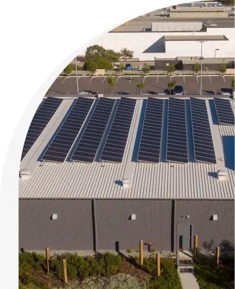 Reasons to choose Todae Solar, featuring an image of solar panels installed on a commercial building rooftop